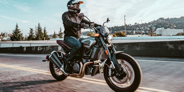 Indian Motorcycle предлага своя мощен FTR в различни варианти, но всичките с 1203-кубиков V-twin мотор, който се гордее с над 120 к.с. и 120 Nm въртящ момент при 6000 об./мин. Вече тромавата версия Rally е най-популярната, която ви доближава до класическа концепция за скрамблър. 

Шасито му е структурирано около стоманена рамка и използва 43 мм обърната вилка със 150 мм ход, проектиран от Sachs заден моноблок. Плюс 19-цолови джанти отпред и 18 отзад. 
Спирачките се управляват от чифт 320 мм полуплаващи дискове отпред и 265 мм отзад, захванати съответно от 4-бутални и 2-бутални апарати. 

Чистото тегло от 228 кг нараства до 242 кг, като поема почти 13-те литра гориво, на които е способен резервоарът му. Височината на седалката може да варира от 815 до 853 мм в зависимост от избраната конфигурация. 

Богатото стандартно оборудване включва също круиз контрол и допринася за повишаване на цената на Indian FTR Rally до 17 790 евро, сума, която потвърждава премиум характера му в настоящата скрамблер панорама.